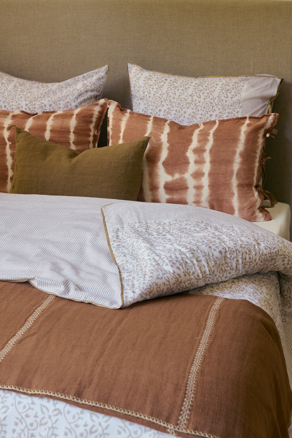Zarif bedspread
