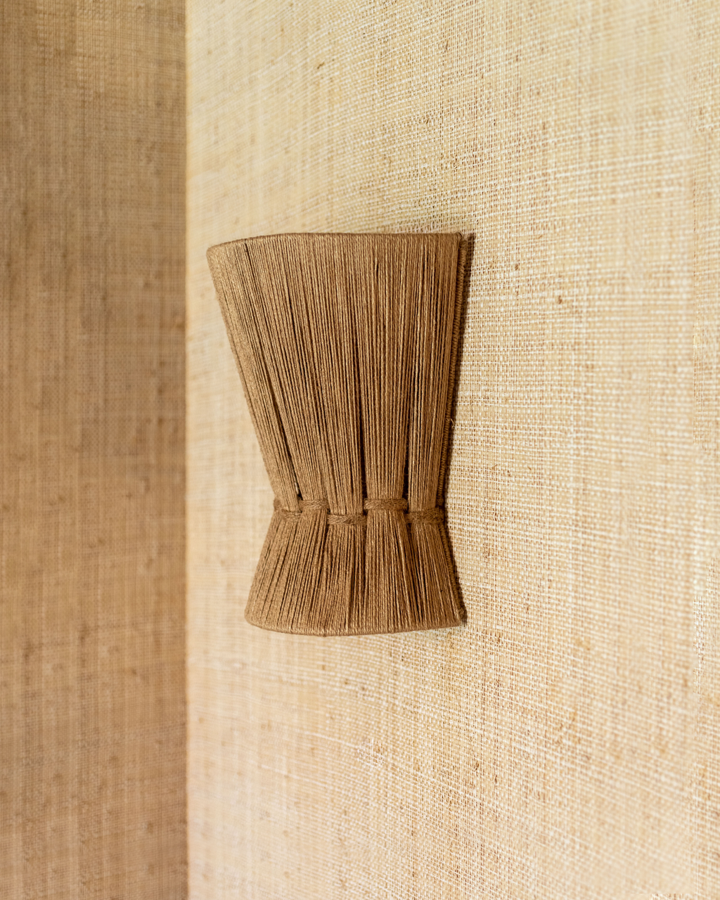 Lasso wall light