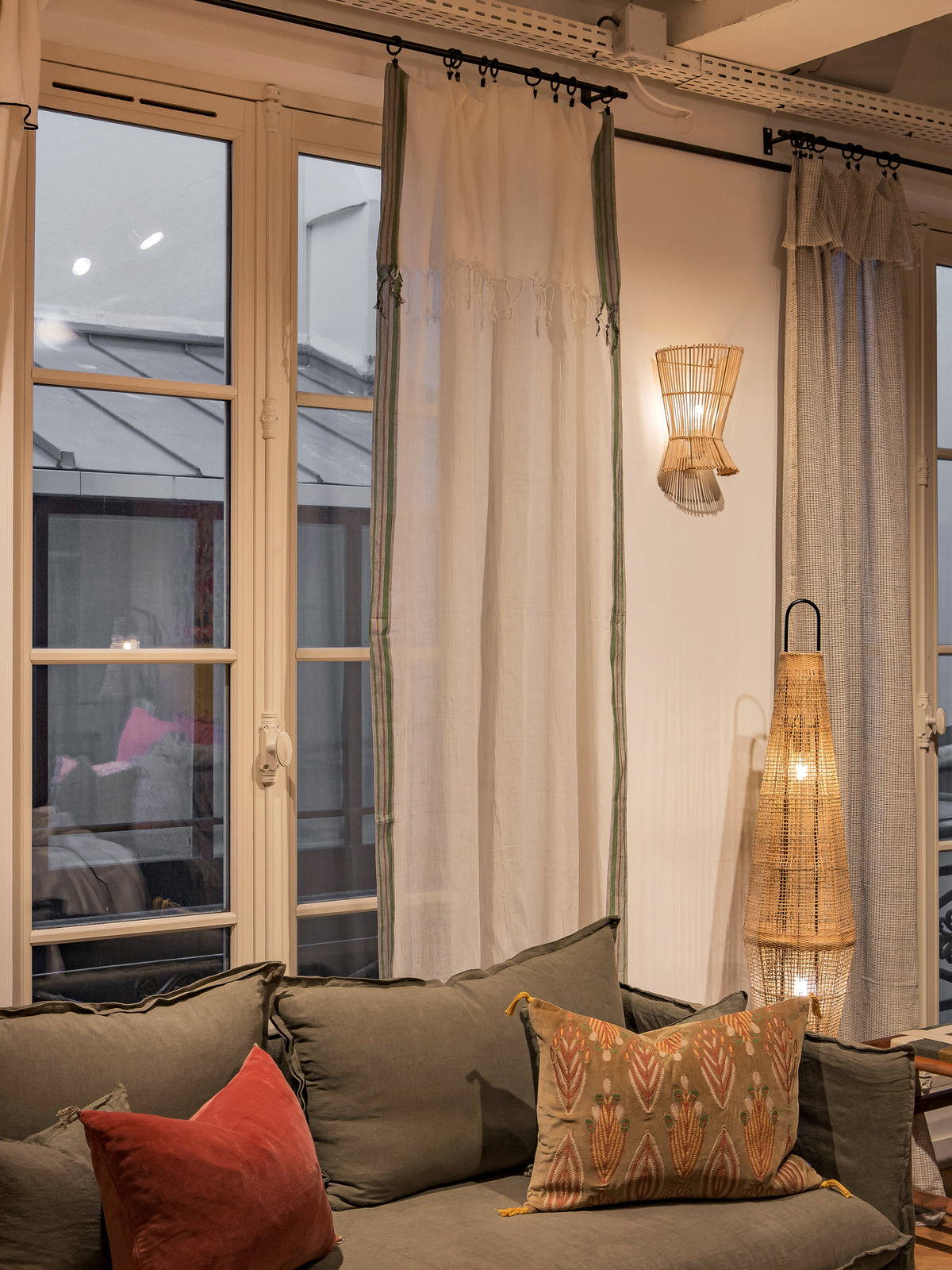 Sivi Curtain