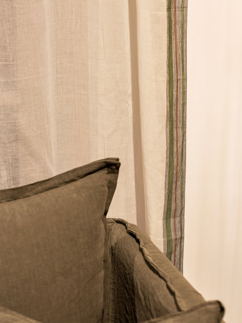 Sivi Curtain