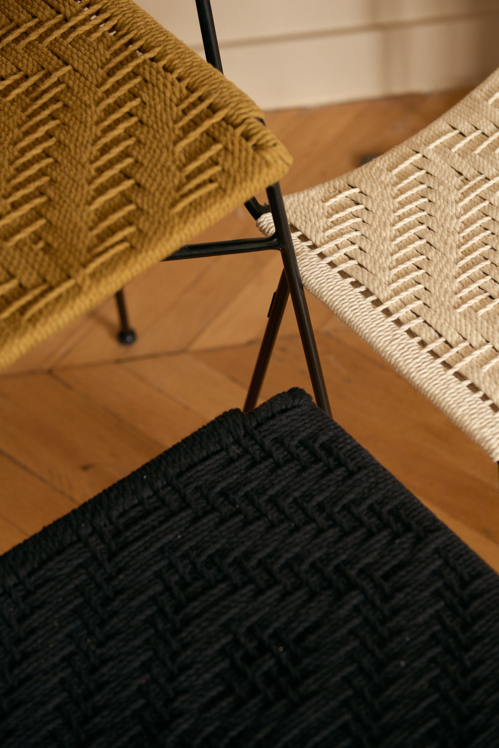 Murgi lozenge stool