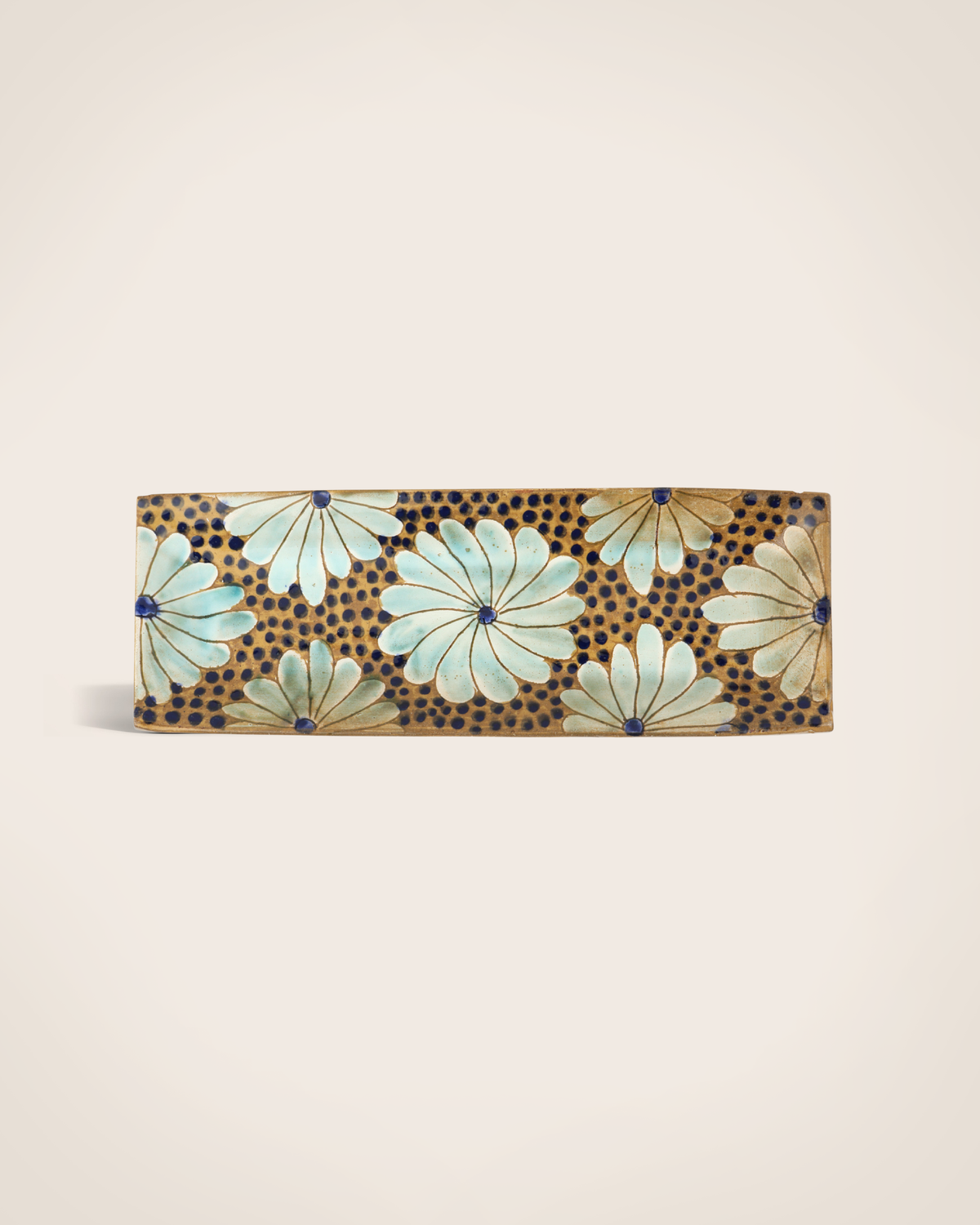 Cleo cake dish