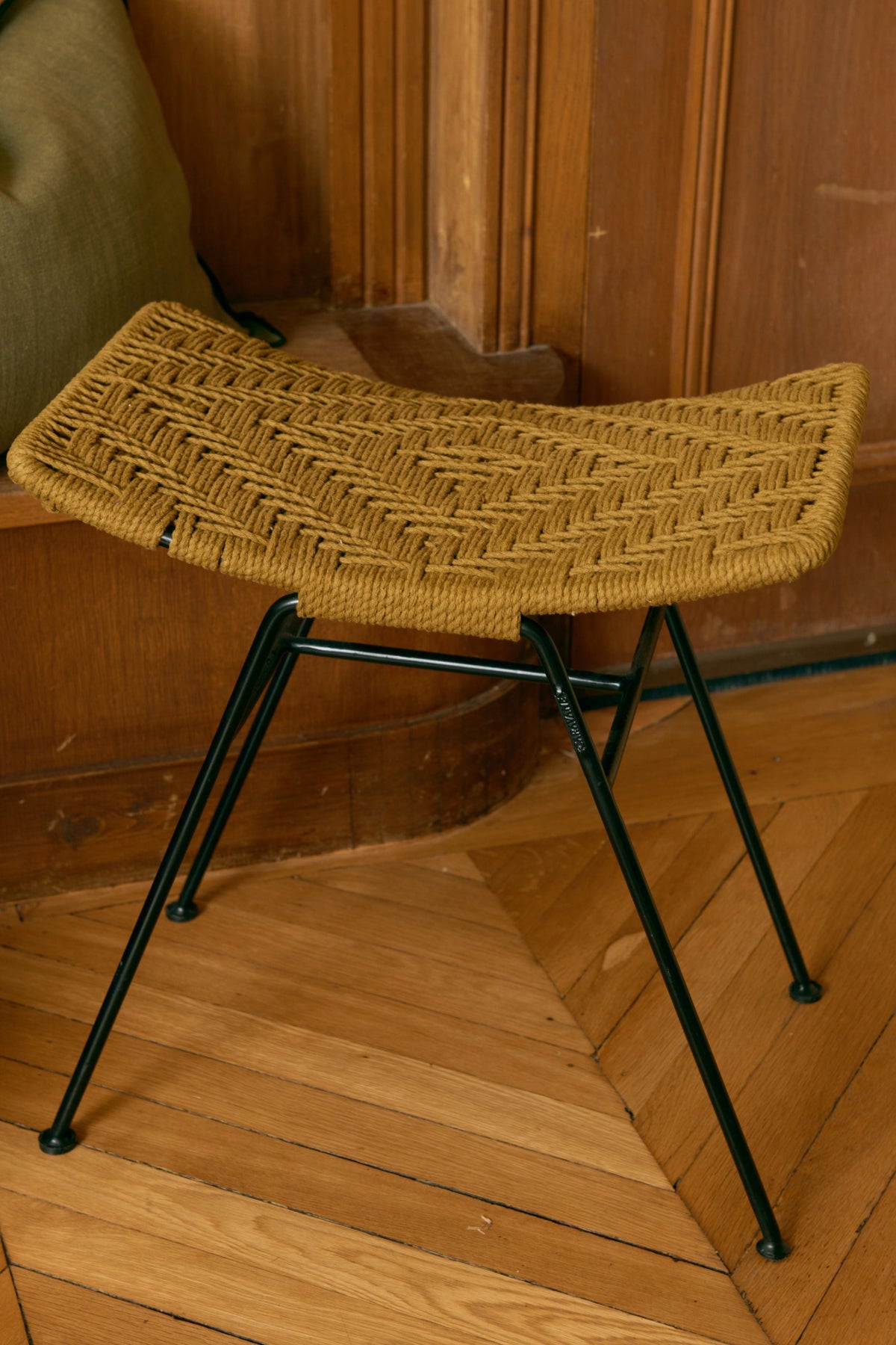 Murgi lozenge stool